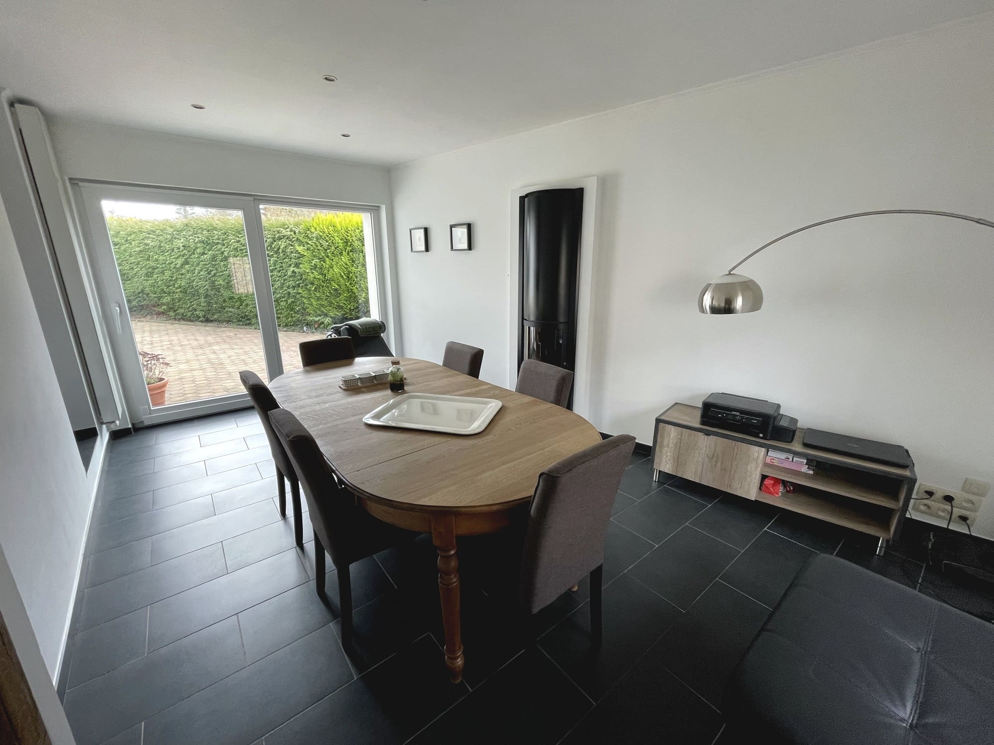 Maison d'habitation avec jardin et garage